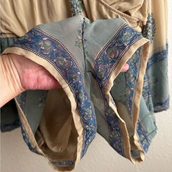 Free People Janpath Romper Shorts Jumpsuit Long Bell Sleeve Beige Blue Floral SP - Picture 5 of 12